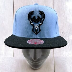 NBA Milwaukee Bucks Mitchell & Ness Men's Light Blue/Black Uni Away Snapback EUC